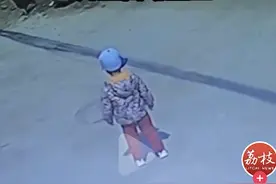 监控录下可怕瞬间！江苏3岁男童跟姥姥去超市却突然消失，网友：以为穿越了图片