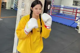 欧阳娜娜晒拳击照 穿黄色卫衣搭双马尾麻花辫活力满满图片