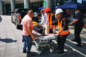 疼！工人不慎滑倒，身体直接“插”在了钢筋柱上图片