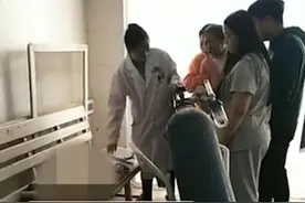 8个月大男婴吃苹果被卡喉咙死亡，父亲在地上打滚痛哭图片