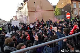 皇马晋级欧冠四强，利物浦球迷袭击皇马大巴砸碎玻璃！利物浦发言人：这些人是可耻的图片