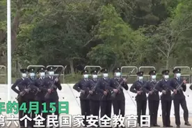 惊艳全场！香港警察肩扛五星红旗入场，正步走铿锵有力图片
