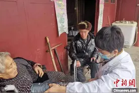 新疆女医生坚守湖北山村：“乡亲们离不开我”图片