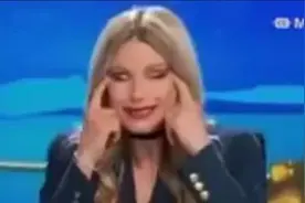 意大利主持人节目中模仿“眯眯眼”嘲笑亚洲发音，被批评后道歉图片