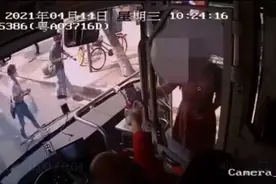 乘公交手机误投币箱 暖心车长帮取回图片