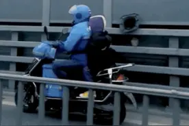 外卖小哥接送女儿被交警拦下，这个细节令人动容图片