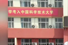 衡水一名老师捡到万元包裹后归还，快递公司送来锦旗视频封面