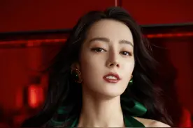 迪丽热巴穿墨绿色长裙亮相发布会 网友直呼：绝绝子本绝！太美了图片