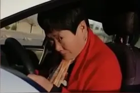 55岁大妈练倒车练出表情包，网友：这不就是我吗图片