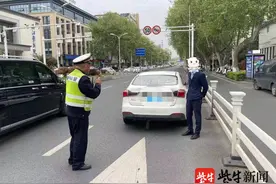 民警查获驾驶人无证驾驶
男子直呼：＂警察简直就是孙悟空＂图片