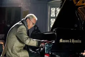 那个在抖音弹钢琴的老头火了：一头白发，依然是少年图片