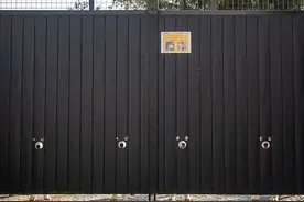 英国一男子为哈士奇在家门上开观察口 狗狗排队窥视画面搞笑图片