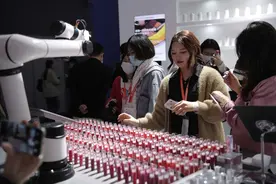 2021上交会：6分钟拿到定制口红 黑科技让国货“潮”出新商机图片