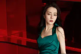 迪丽热巴祖母绿裙装写真曝光 辣秀撩人S曲线图片