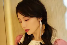 张嘉倪粉色氛围写真，少女感十足图片