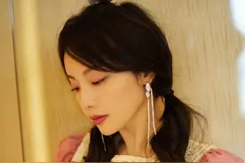 张嘉倪粉色氛围写真，少女感十足图片
