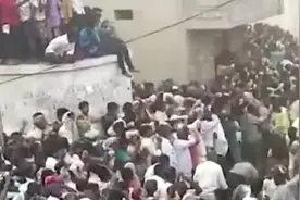 印度上千村民互扔牛粪送祝福 粪便满天飞图片