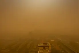 摄影师延时记录沙尘暴过境，城市瞬间被“吞噬”视频封面