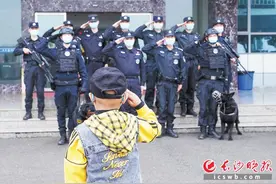 6岁白血病患儿梦想当警察 长沙特警助他圆梦图片