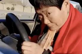 大姐练倒车，练出爆笑表情包！网友：是我本人没错了图片