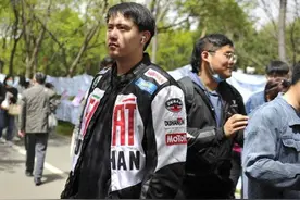 千佛山相亲会｜95后警察小哥哥为姐姐觅姻缘，不料自己太抢手图片