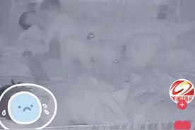 夫妻睡前吵架，2岁萌娃凌晨醒来拉父母手劝他们和好，连说七遍“和好呀”图片