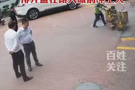 又臭又危险！下水道不明原因爆炸，一排井盖在路人面前飞了起来图片