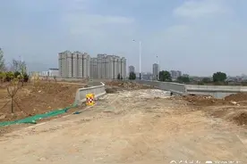 迎胜高架路匝道通车不久咋又修？指挥部：此前只是临时便道图片