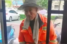 “儿子没结婚，要攒钱”，环卫工大爷舍不得吃面，老板：永远免单图片
