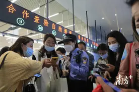 港珠澳大桥边检站30分钟服务600人团通关图片