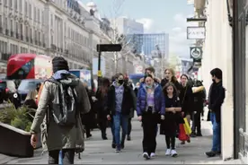 英国三度解封 街头人潮涌动百废待兴图片