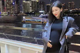 朱珠手抚孕肚，面露微笑 首晒与老公恩爱合影图片