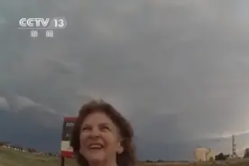 又现暴力执法！美警察推倒七旬老妪致其骨折 受害方起诉图片