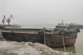 江苏靖江一装沙船停泊码头时突然沉没，事故导致两死一失踪图片