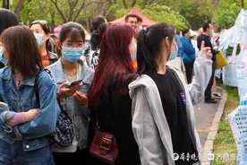 大风沙尘挡不住，千佛山相亲会帅哥美女排队来图片
