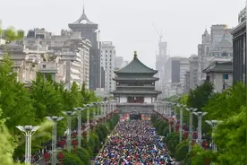 一场马拉松 沸腾一座城 2021西安（融创）马拉松鸣枪开跑图片