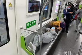 奇葩！两女子躺在地铁座椅上，还用口罩遮住眼睛图片