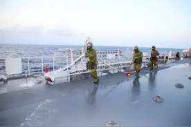 南部战区海军某登陆舰大队举行防核武器和抵滩登陆操演图片