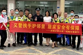 围观，东莞洪梅警长带着他们“义”起逛街图片