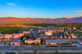 贺兰山下，这座小镇等你来图片