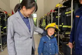 衢州4岁男童误拨119报警电话，妈妈带着儿子到消防站当面道歉，结局暖了图片