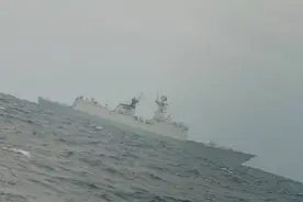 台媒：解放军054A护卫舰穿越"海峡中线" 舷号532清楚可见图片