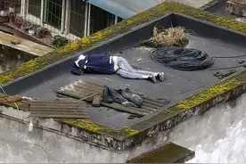 乐山网友爆料，对面楼顶躺着一个人，一动也不动，咋回事？图片