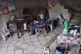 孙女记录95岁爷爷的一天，感动无数网友图片