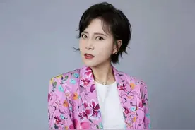 宋妍霏母女温馨合照曝光 两人镜头前开心大笑图片