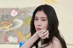 张碧晨晒优雅写真 身穿星空碎钻裙极致烂漫图片