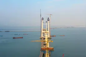 鸟瞰建设中的深中通道，钢铁巨龙迎海而立视频封面