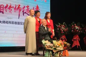 湖北评书大师何祚欢喜收三徒弟，盼弟子们努力传承中华传统文化图片