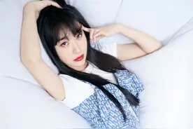 李菲儿蝴蝶结吊带装配喇叭裤 光脚凹造型搞怪不停图片