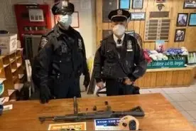 美国纽约时代广场一携带AK-47的18岁男子被巡警逮捕图片